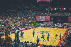 星空体育app|双加时鏖战！湖人险胜勇士，詹姆斯关键三分锁定胜局