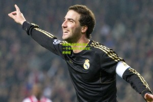 星空体育官网_绿茵场边的童年目光，一个小男孩与足球记忆的邂逅